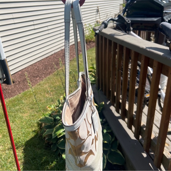 AUTHENTIC COACH  Signature STRIPE EMBOSSED TOTE BAG - Picture 4 of 11